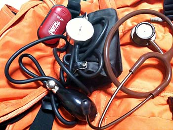 血圧計と聴診器